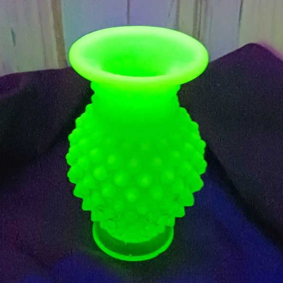 Vintage Fenton Hobnail Green Opalescent Uranium Flat Rim Vase - Picture 1 of 7